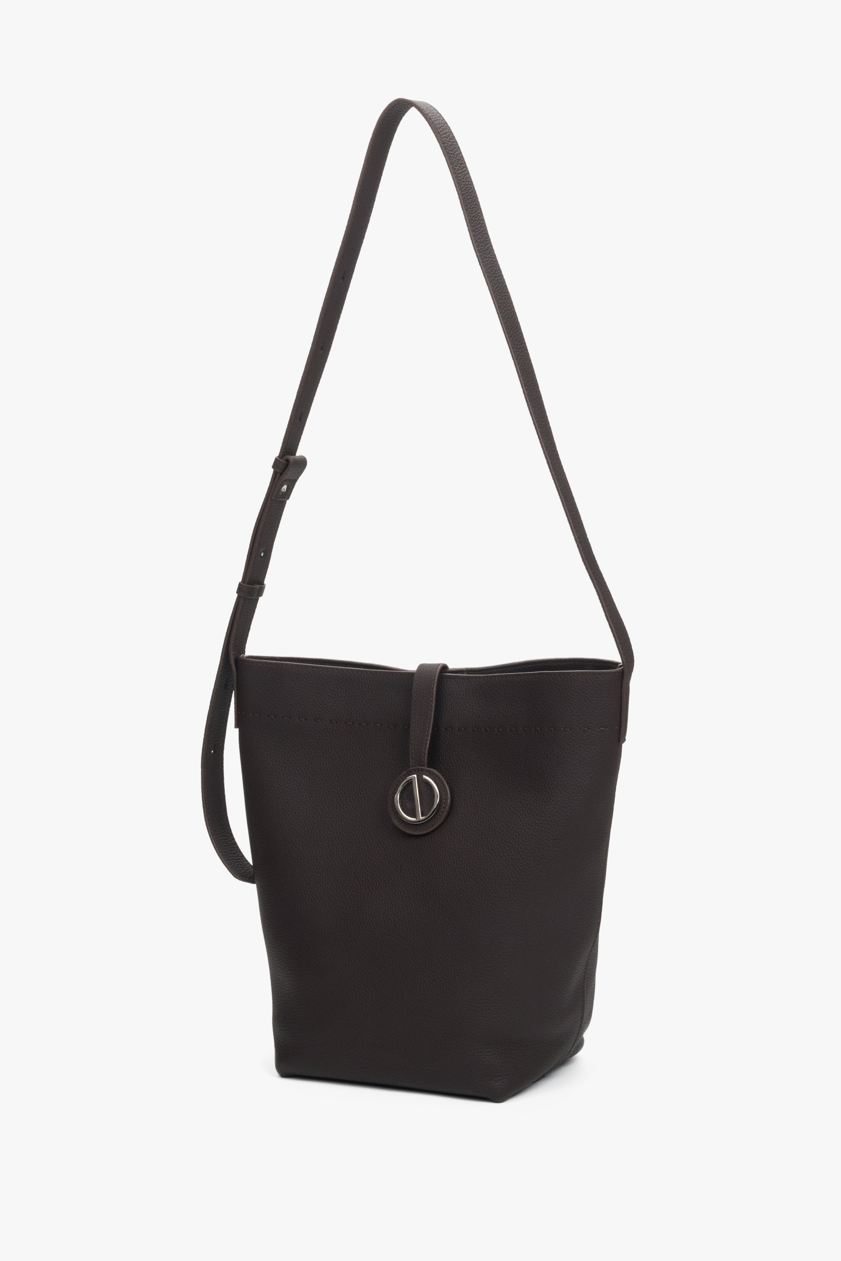 Elegant dark brown bucket bag in leather with adjustable shoulder strap, Estro.