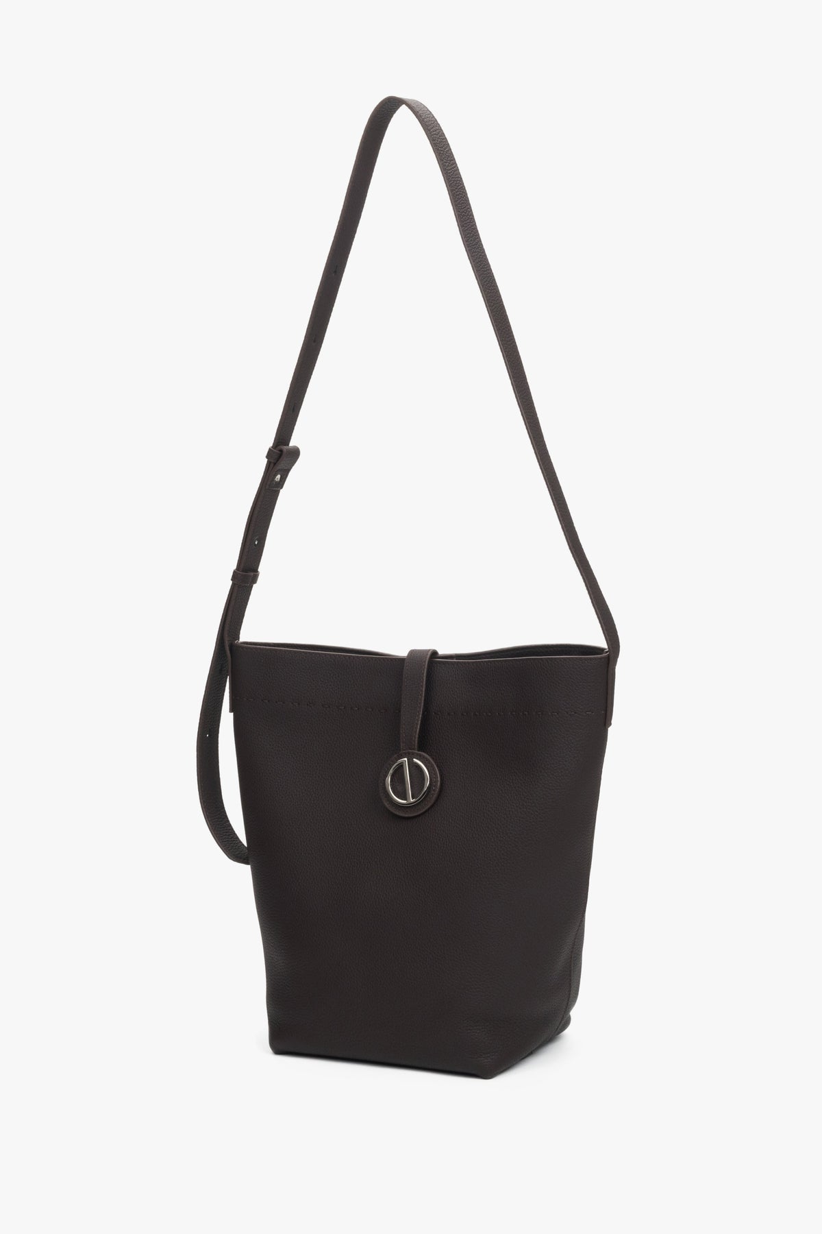 Elegant dark brown bucket bag in leather with adjustable shoulder strap, Estro.