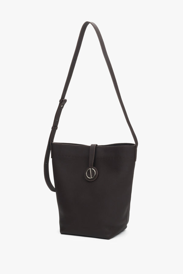Elegant dark brown bucket bag in leather with adjustable shoulder strap, Estro.