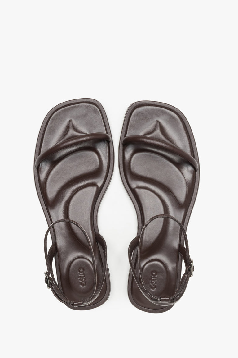 Lightweight women’s sandals by Estro, in an intense dark brown shade, with a leather insole and premium-quality finish.