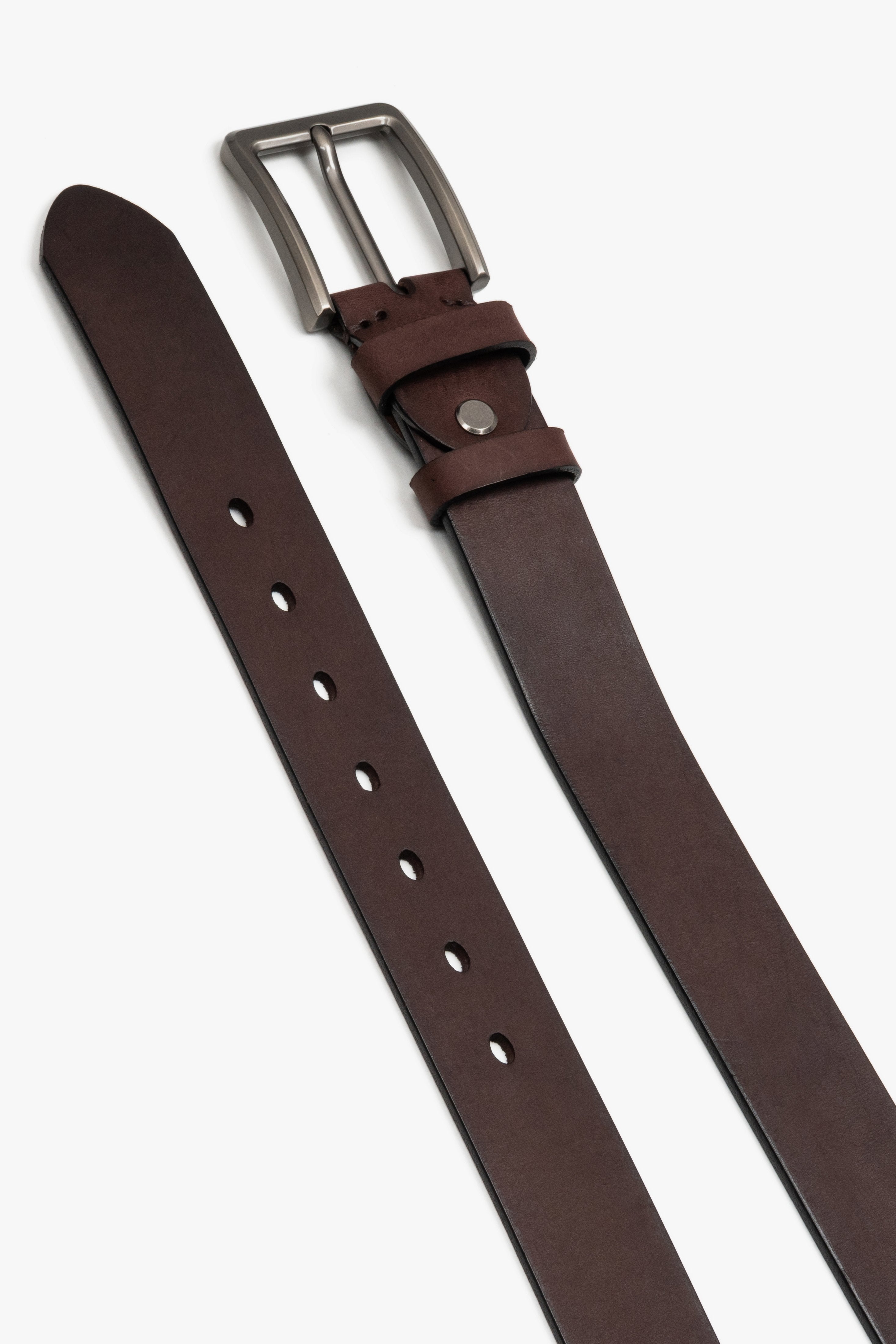 Men's dark brown belt in smooth natural leather with a silver buckle.
