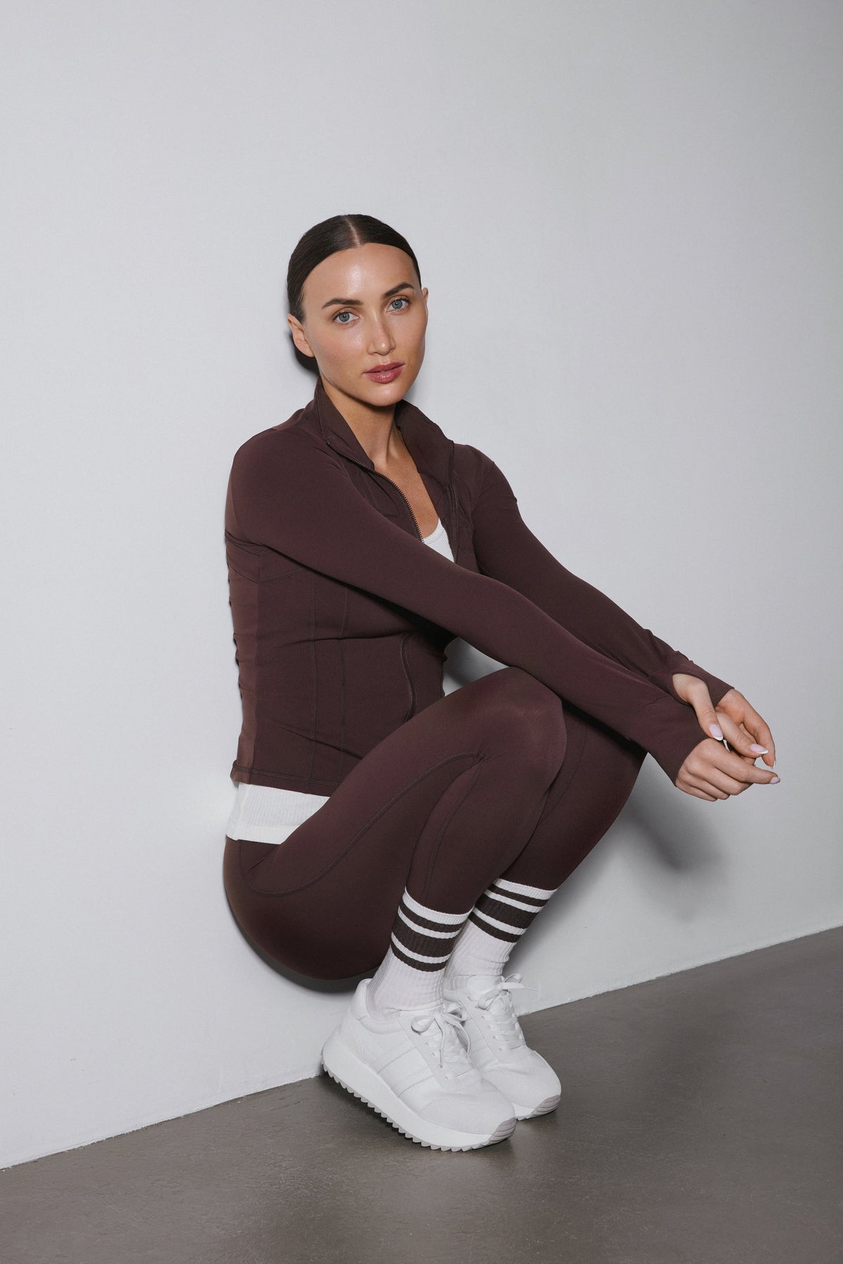 Dark brown tracksuit set including a stand-up collar sweatshirt and slim fit joggers by Estro.