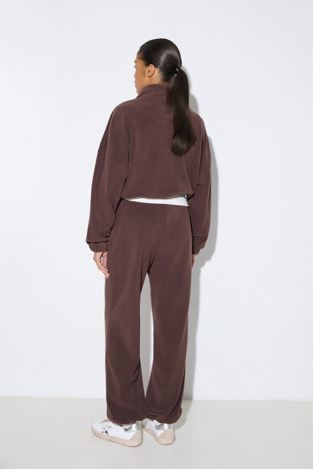 Dark brown fleece lounge set featuring hoodie and matching sweatpants, Estro.