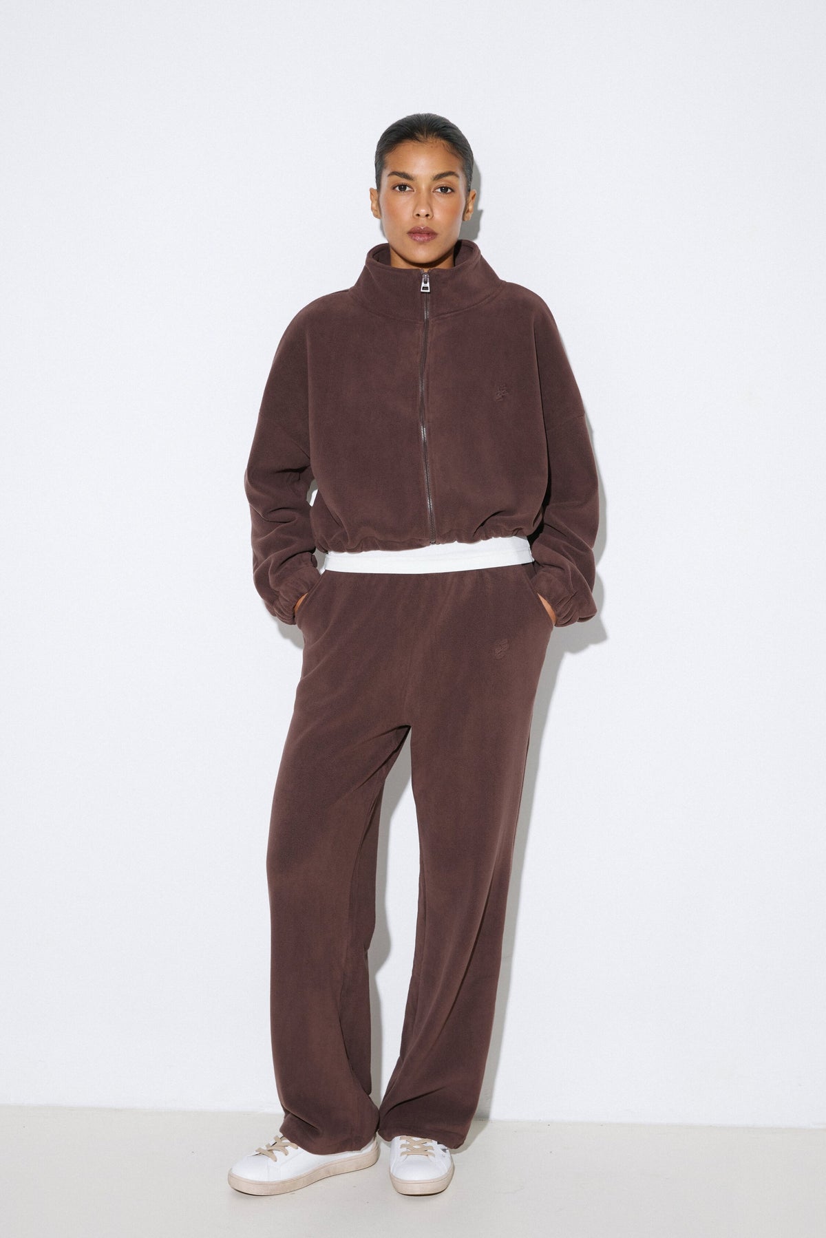 Women's dark brown fleece tracksuit Estro - front full-length view showing the relaxed fit and rich tone.