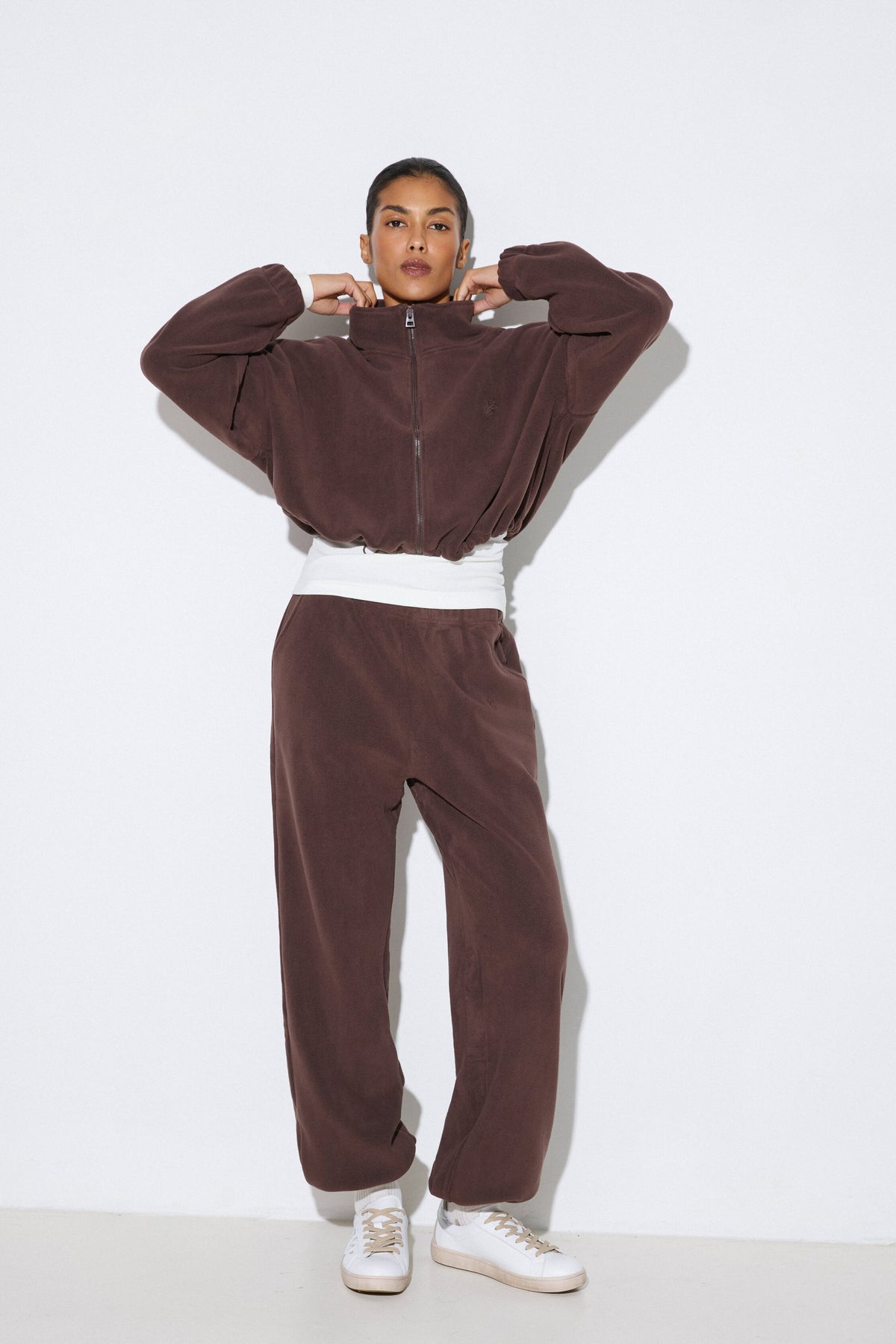 Women's dark brown fleece tracksuit Estro - front view showing the relaxed fit and rich tone.