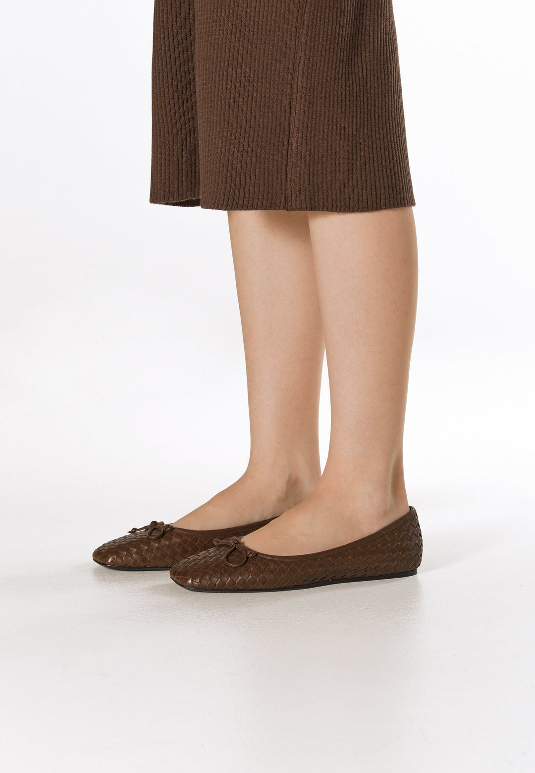 Dark brown women's ballet flats made of woven genuine leather by Estro – on-foot presentation.