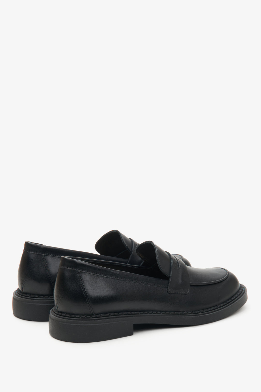 Estro women's black  loafers made of genuine Italian leather - close-up on the heel and side line of the shoes.