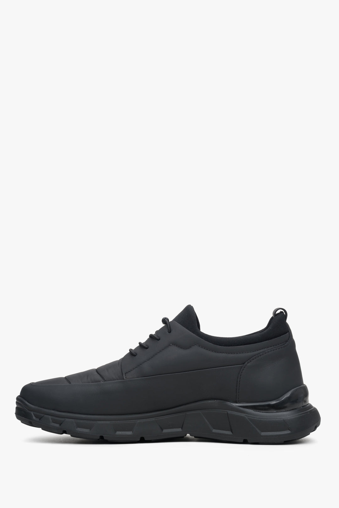 Men's black sneakers with a turnbuckle y Estro - shoe profile.