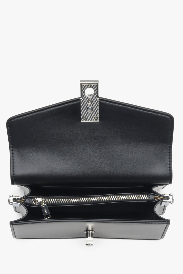 Women's Estro black leather bag - interior of the model.