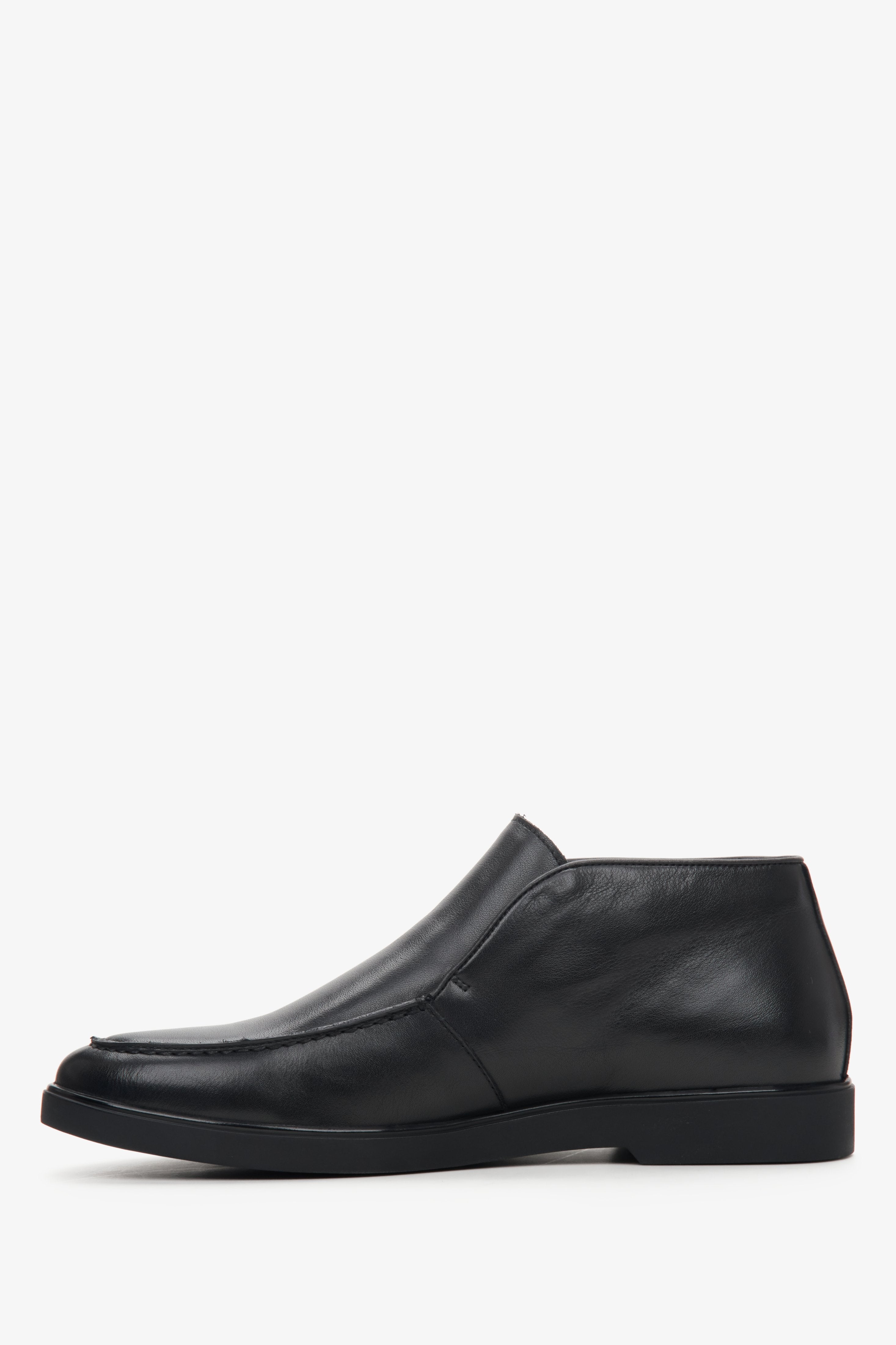 Men's black ankle boots made of genuine leather by Estro.