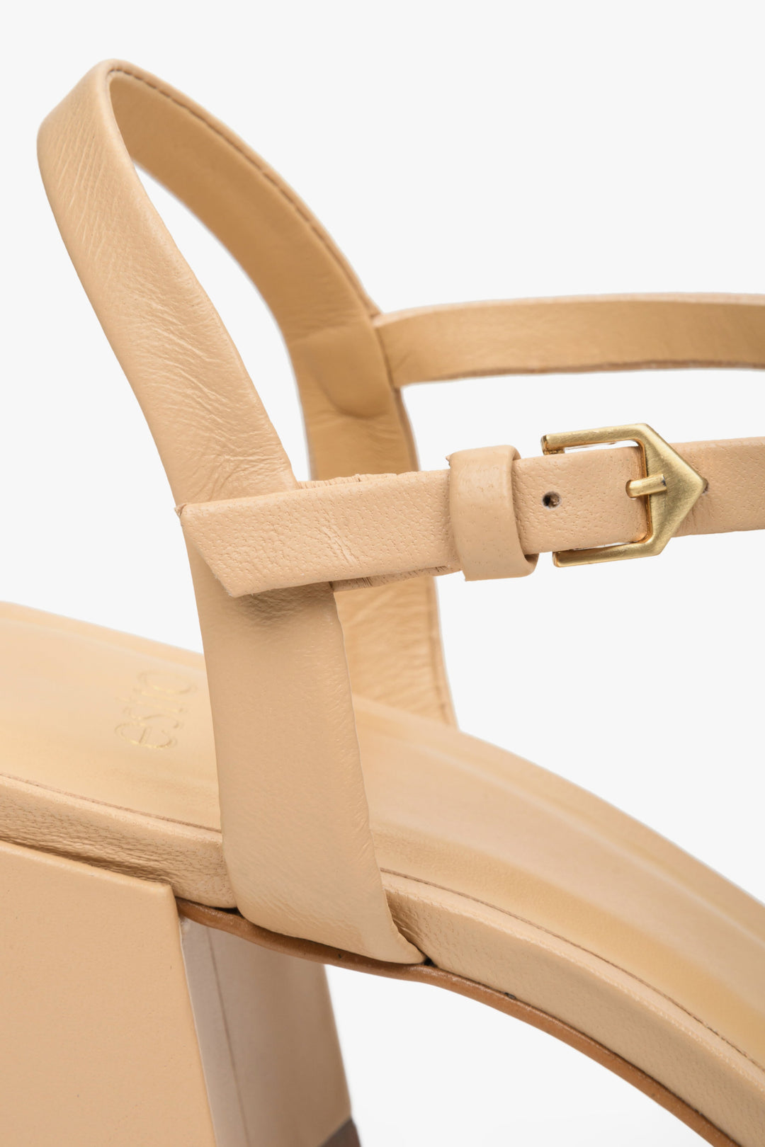 Women's beige leather sandals with a square heel by Estro - close-up on the detail.