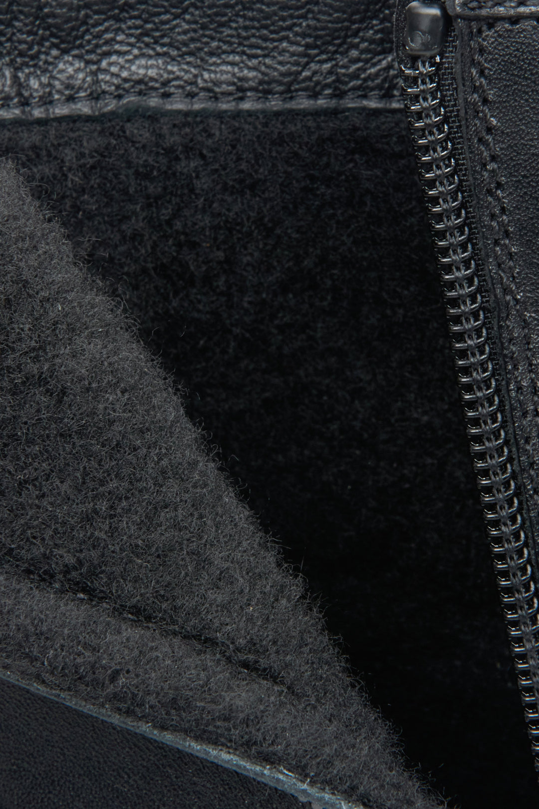 Men's black Estro autumn ankle boots - close-up on the interior of the shoe.