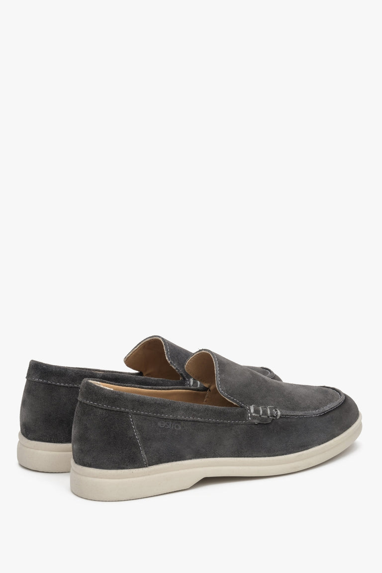Women's loafers in dark grey velour - presentation of the back part of the footwear.