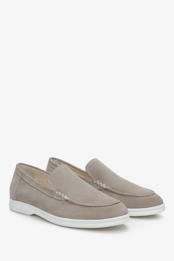 Women's suede loafers in dark grey by Estro - presentation of the sideline and white sole.