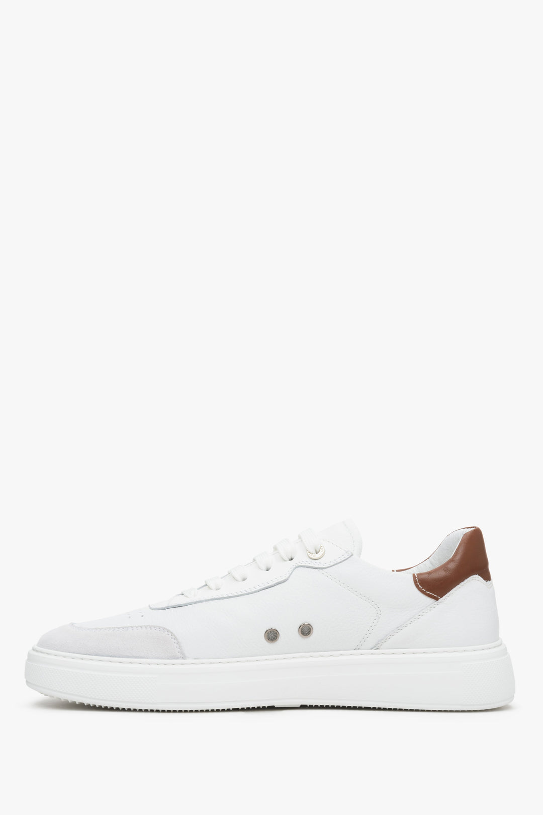 Men's casual sneakers in white with brown elements - shoe profile.