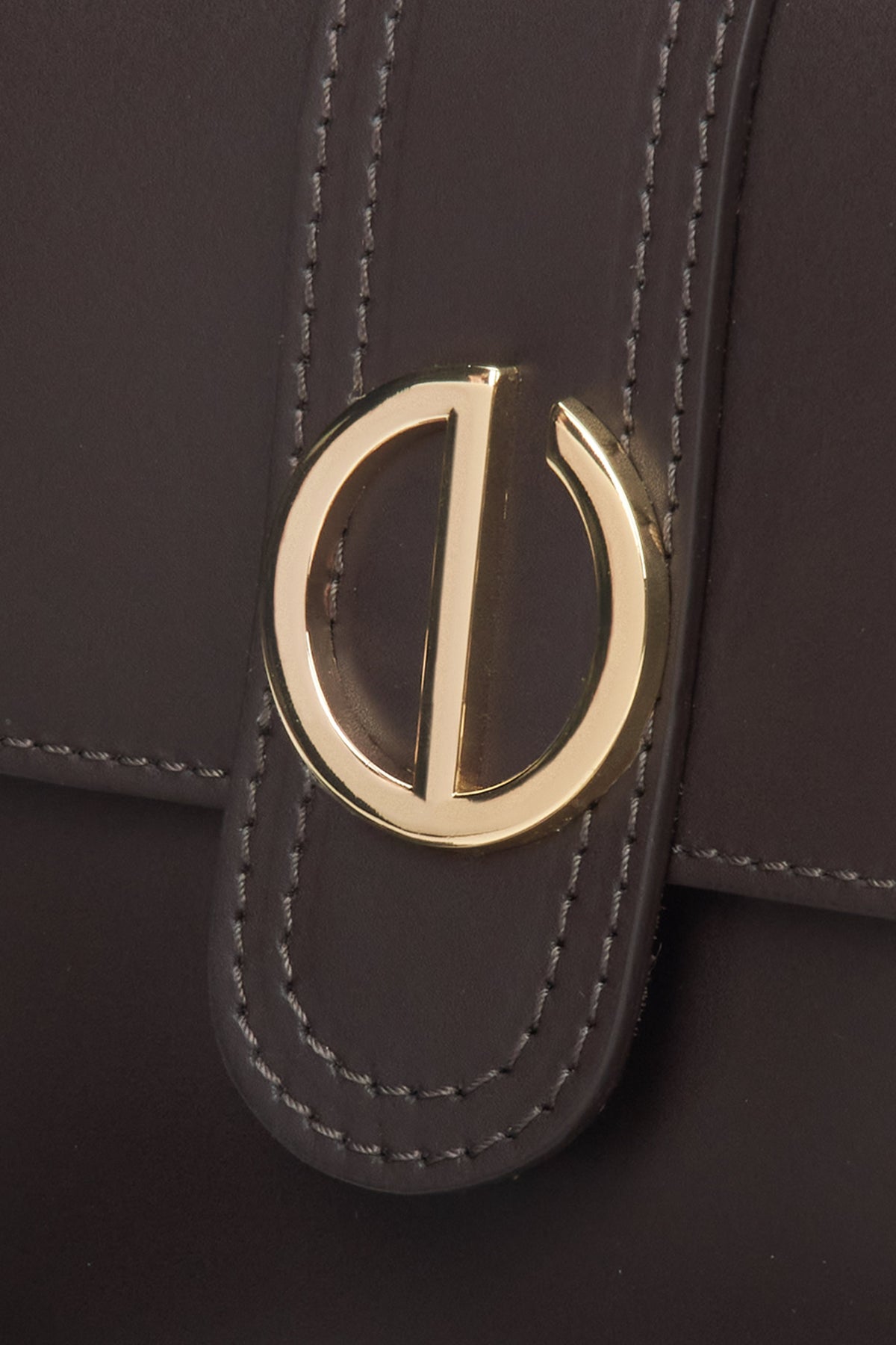 Dark brown shoulder bag for women by Estro – close-up of the details.