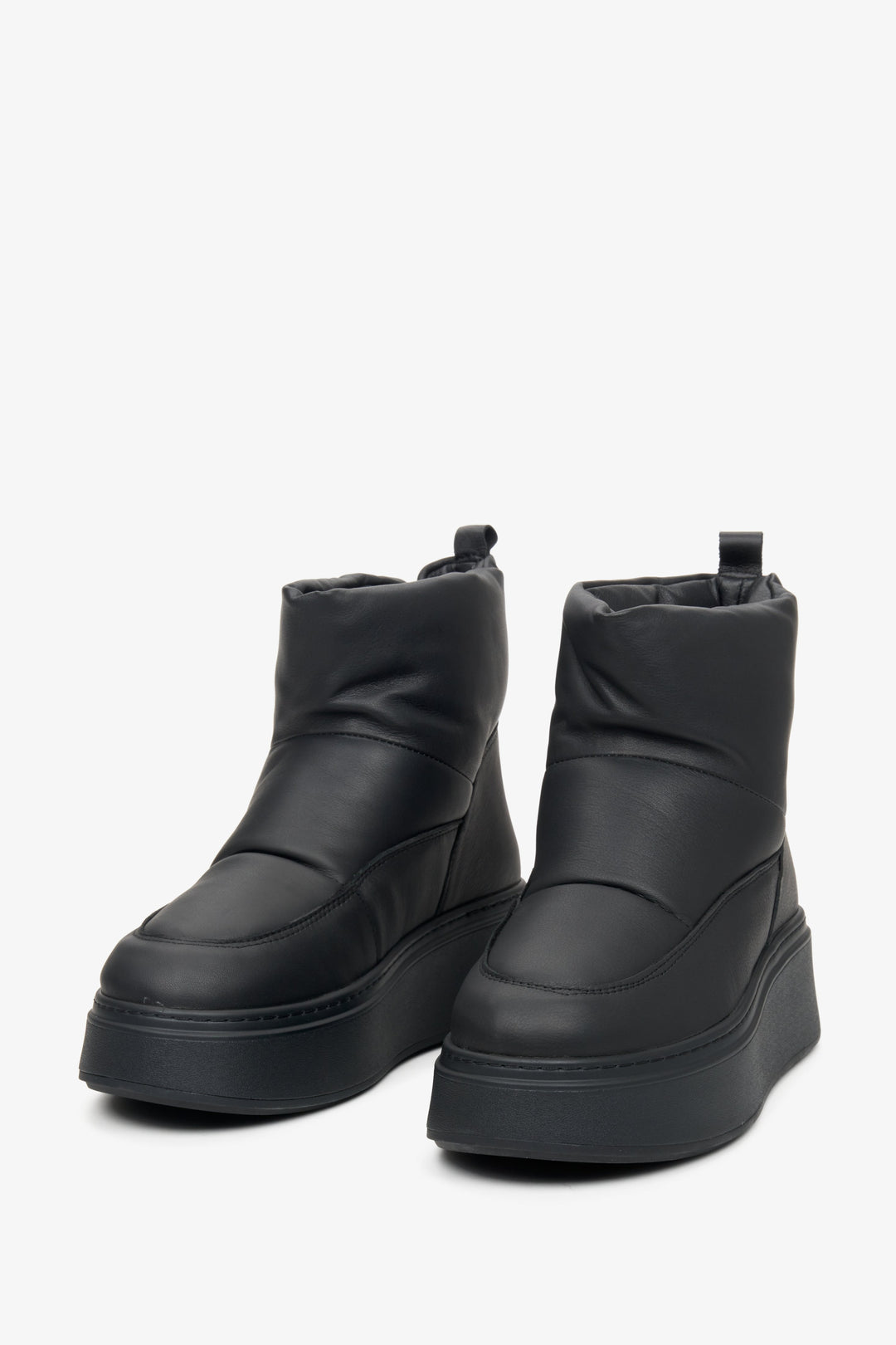 Winter women's snow boots by Estro, made of genuine leather with natural black fur lining.