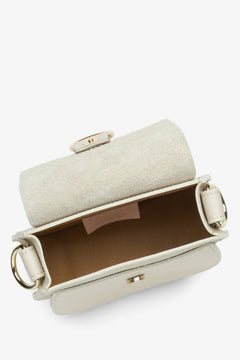Women's cream beige shoulder bag by Estro handmade in Italy - close up on the lining.