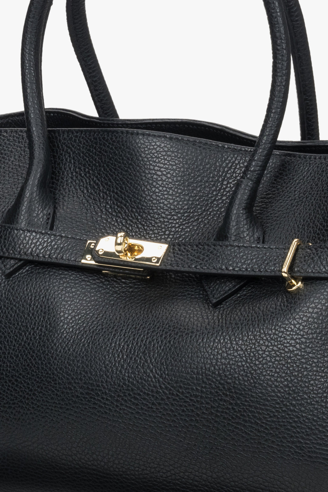 Women's black handbag made of Italian leather by Estro - close-up of the details.