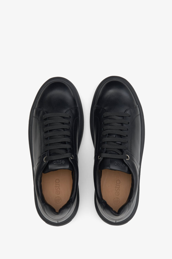 Leather, lace-up Estro men's sneakers in black - presentation of the footwear from above.