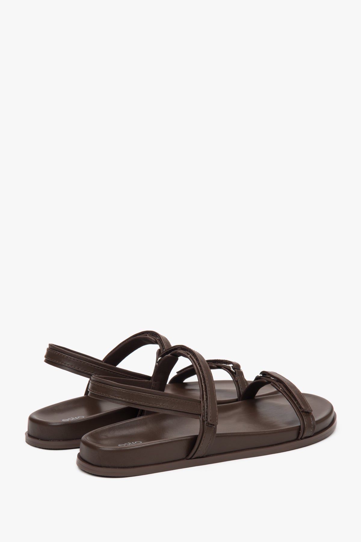 Light brown Estro women's sandals with thin straps and soft lining, perfect for summer, with a flexible sole that ensures freedom of movement.