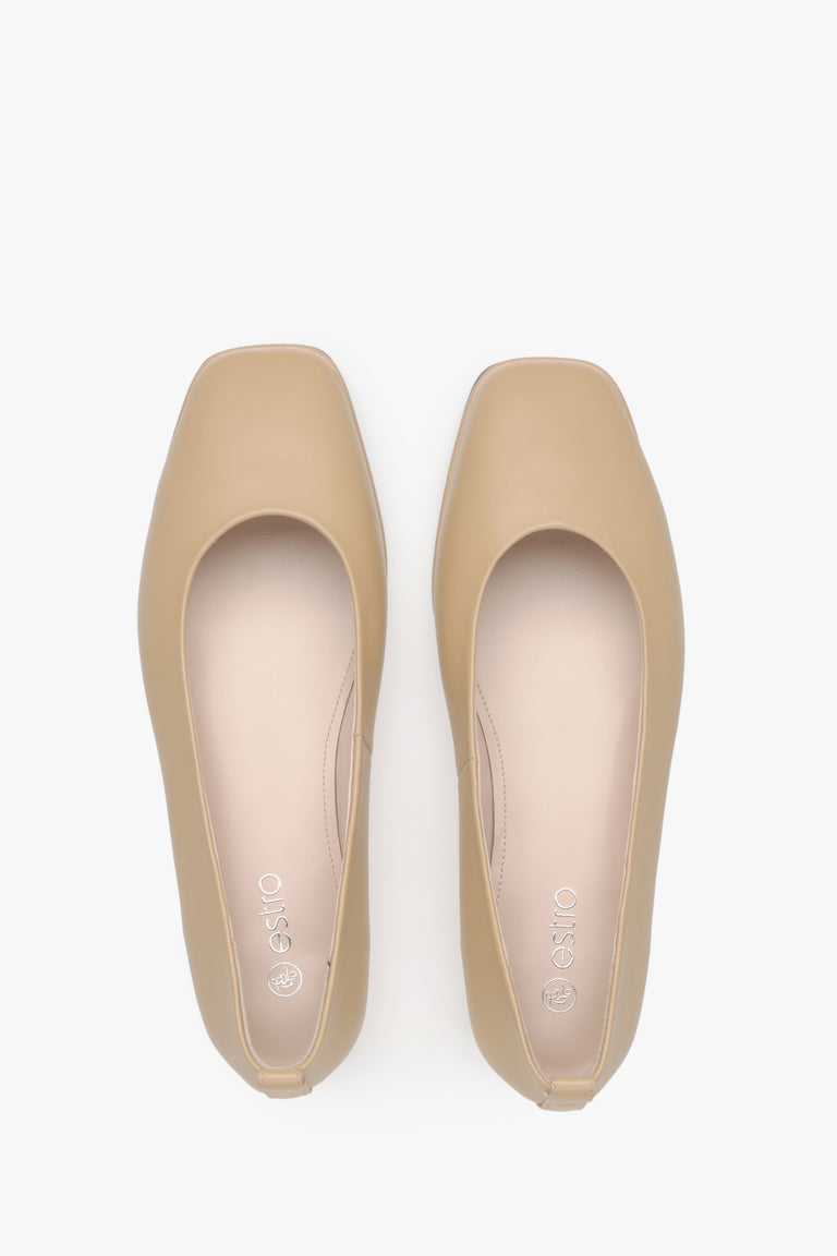 Estro women's beige leather ballet flats - top view presentation.