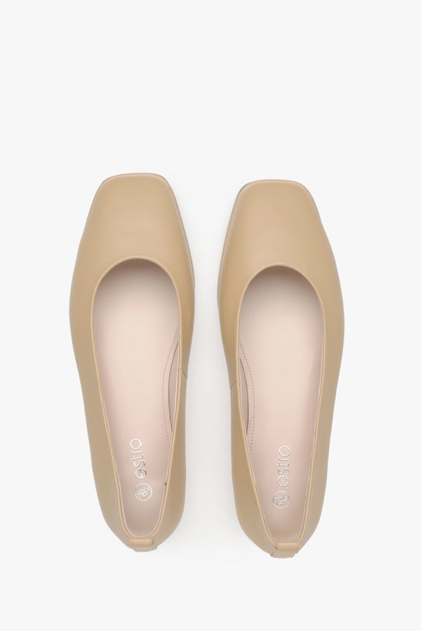 Estro women's beige leather ballet flats - top view presentation.