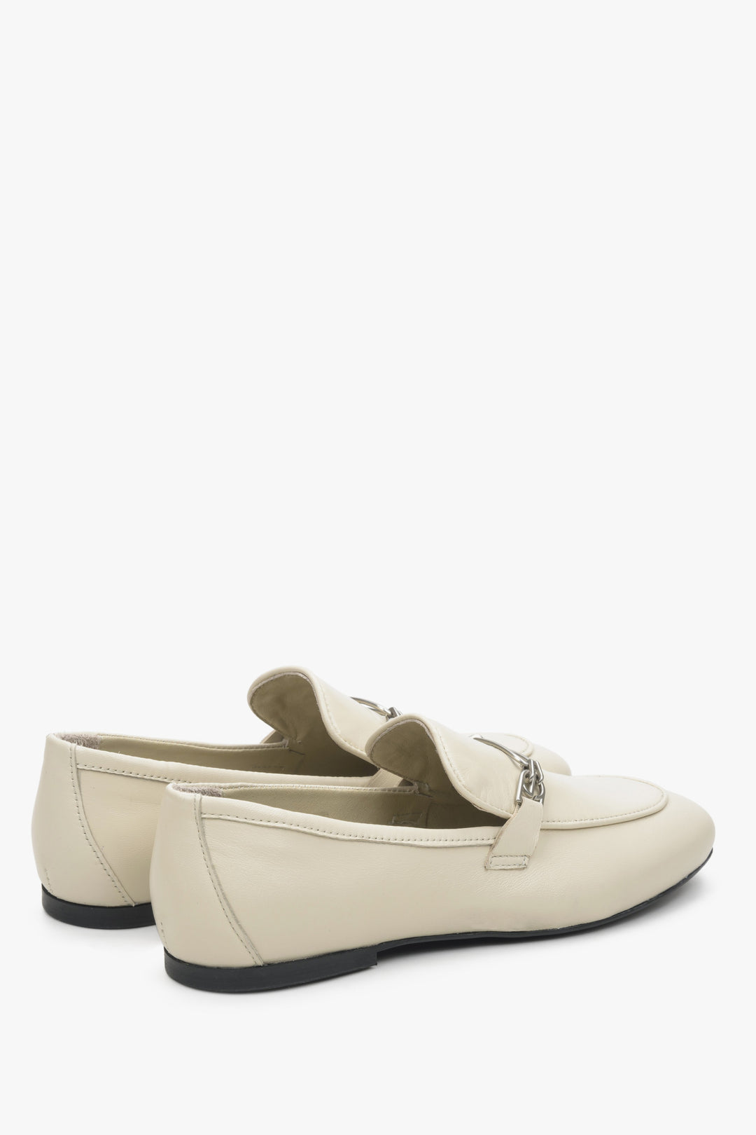 Women's light beige loafers Estro - a close-up on heel coubter and shoe's sideline