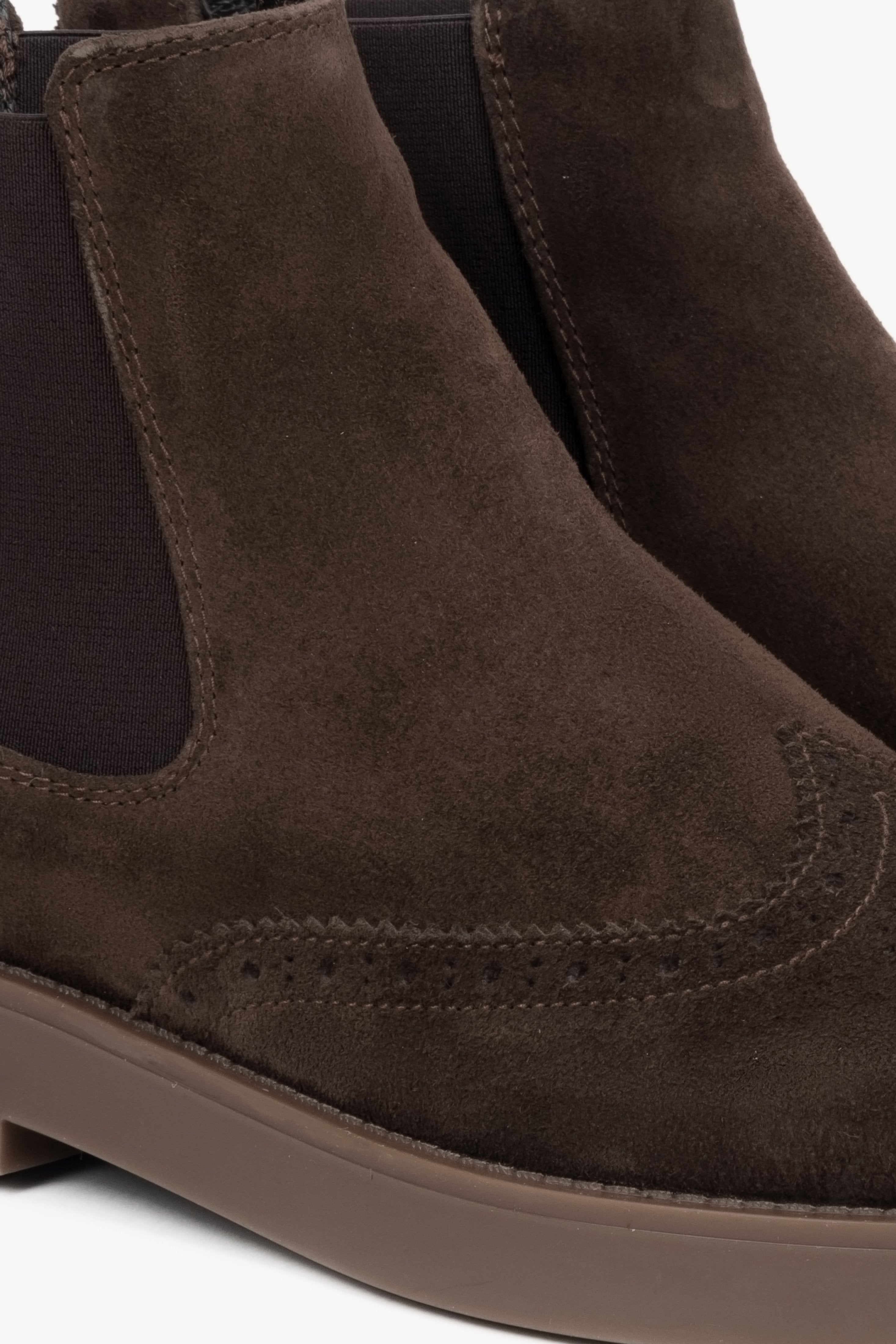 Low women's Chelsea boots made of natural Italian velour in dark brown – a proposal from Estro, details.