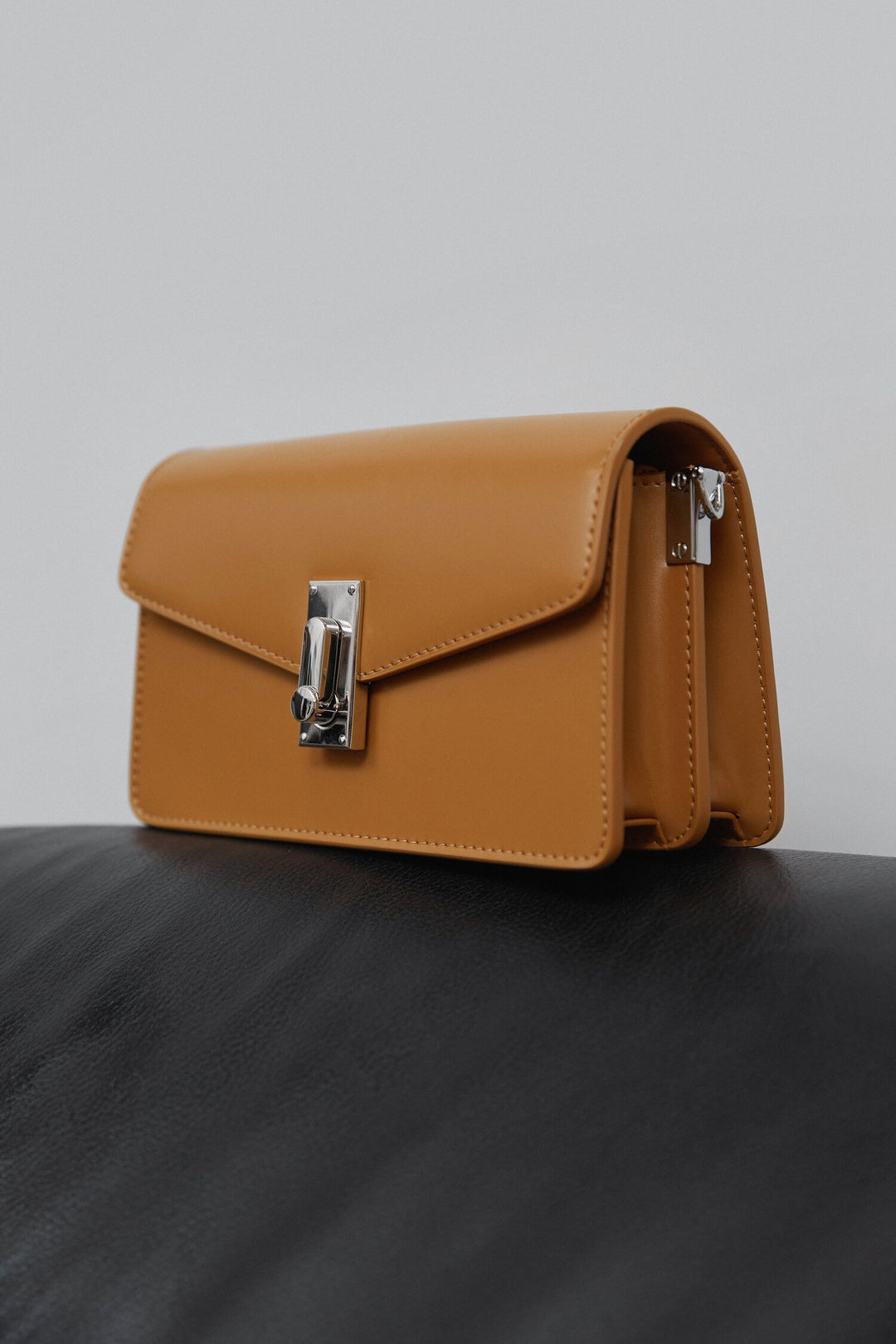 Women's Light Brown Leather Shoulder Bag Estro ER00114419.