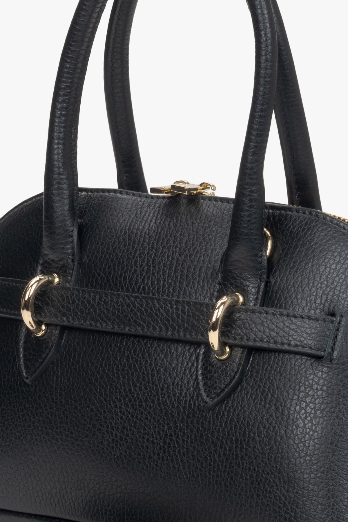 Women's black shoulder bag made of premium Italian leather by Estro.