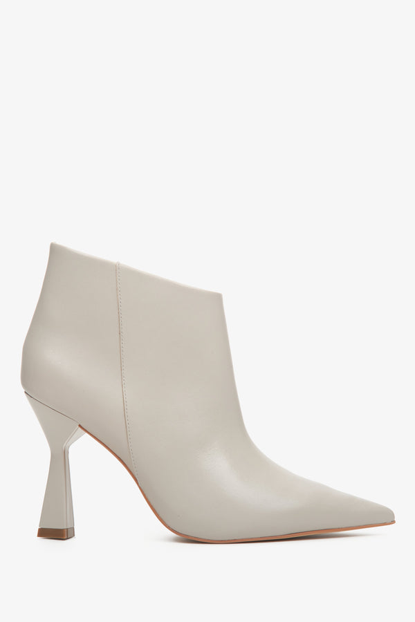 Women's Light Grey Leather Ankle Boots with a Heel Estro ER00113737.