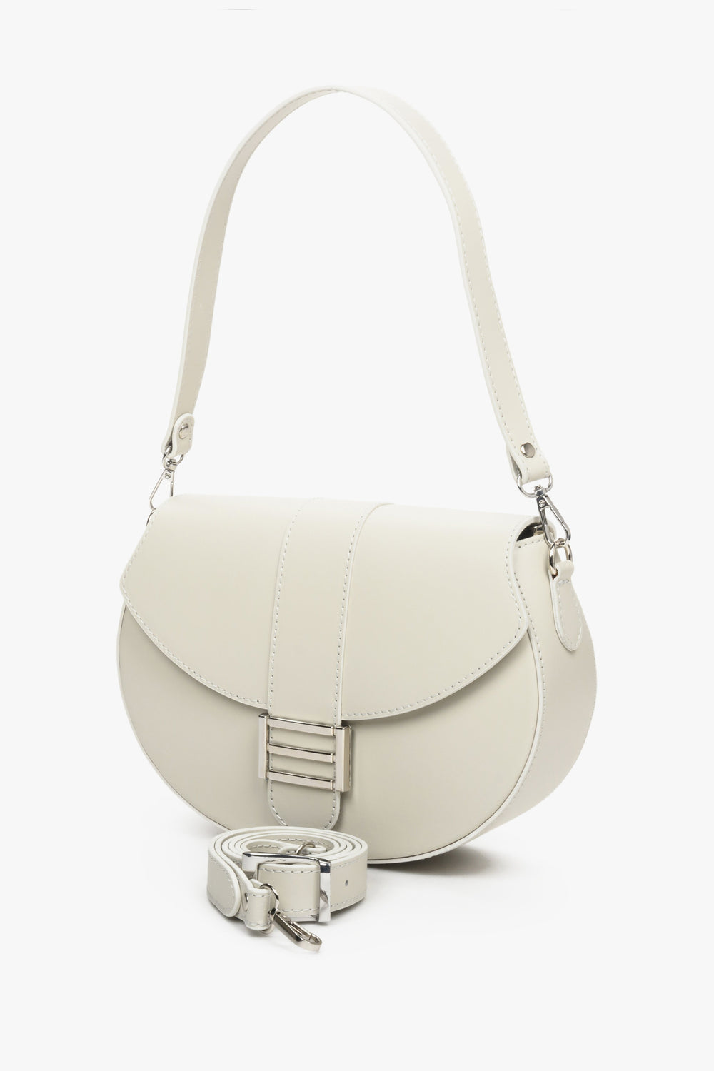 Women's light beige leather handbag with two adjustable straps by Estro - model presentation with a short handle.