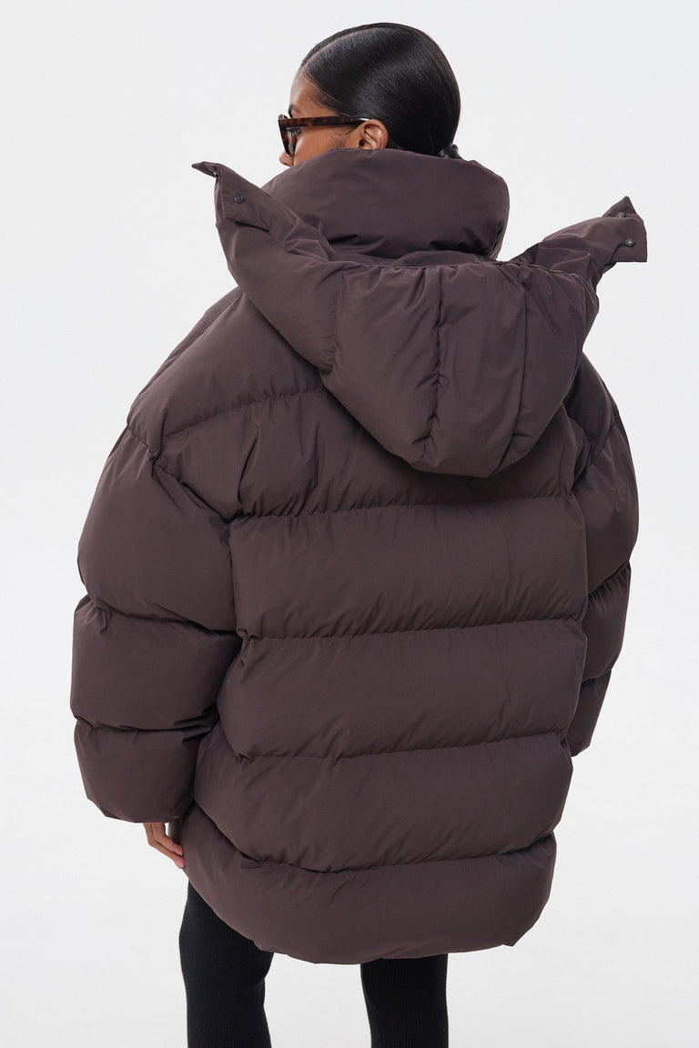 Women's dark brown puffer jacket Estro - back view.