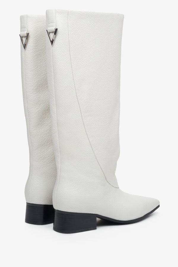 Women's white leather boots by Estro - close-up on the back of the model.