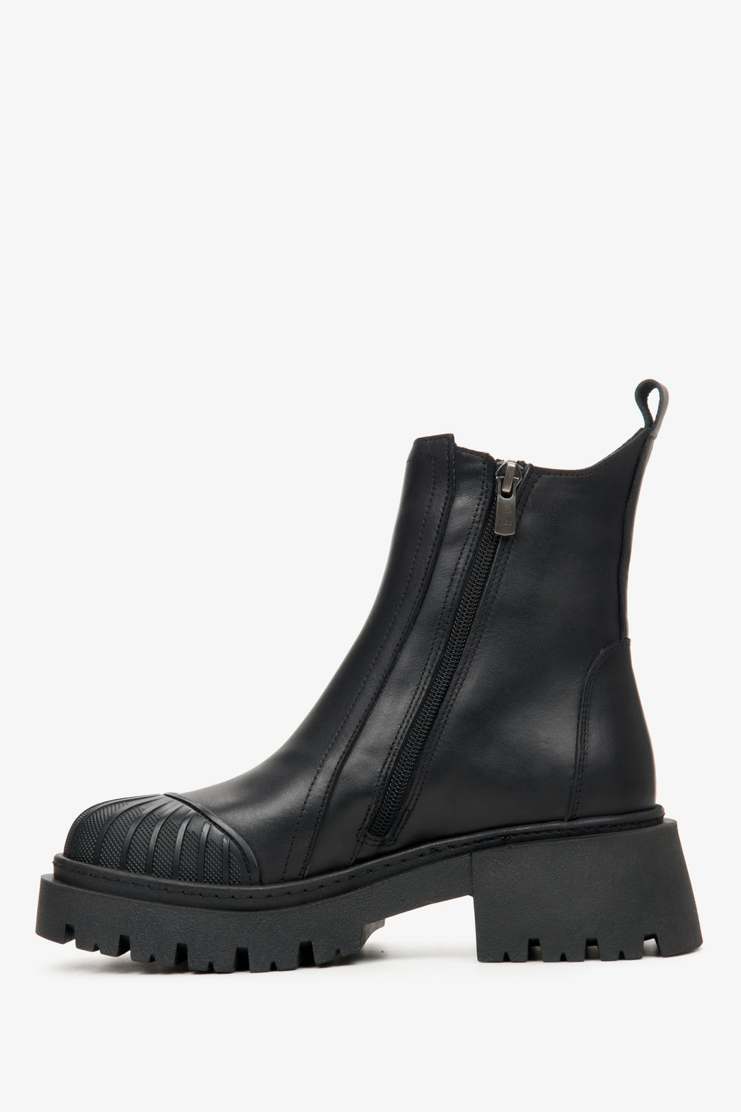 Leather black women's ankle boots by Estro with a flexible platform - shoe profile.