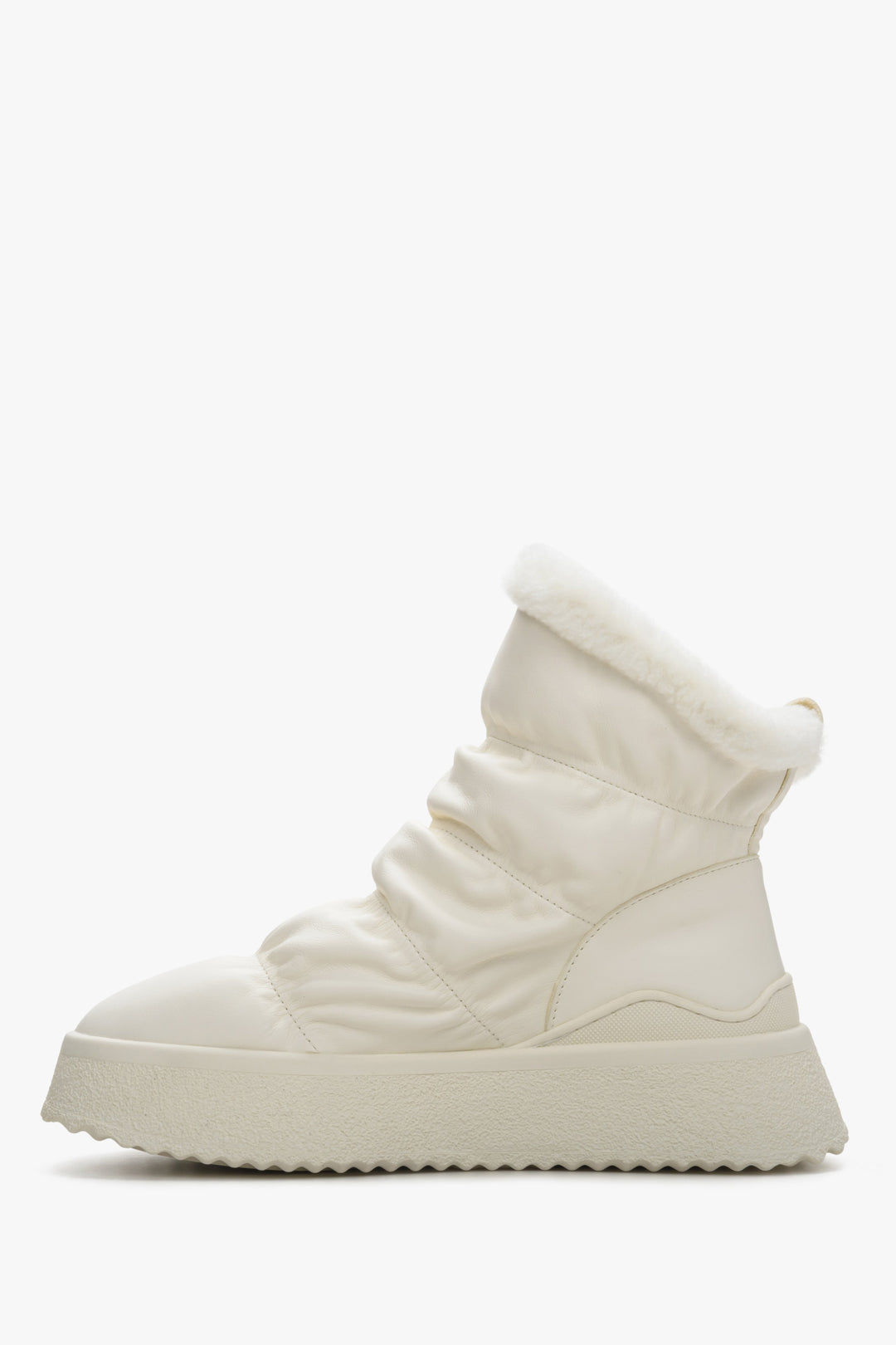 Women's light beige snow boots with fur lining Estro - shoe profile.
