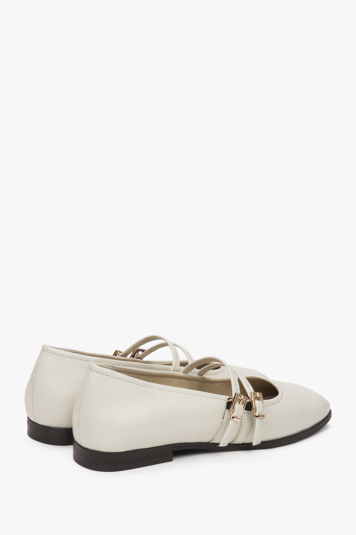 Estro women's white-beige leather ballet flats - close-up on the heel.