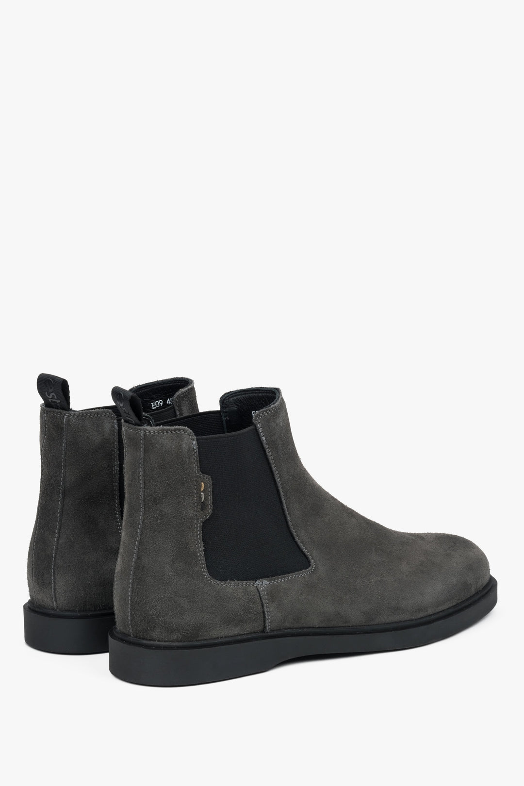 Men's chelsea boots made of natural velour Estro - close-up of the heel and side line of the shoes.