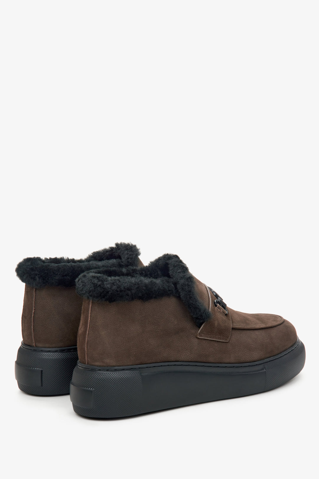 Women's brown winter ankle boots with fur lining - close-up of the back of the boots by Estro.