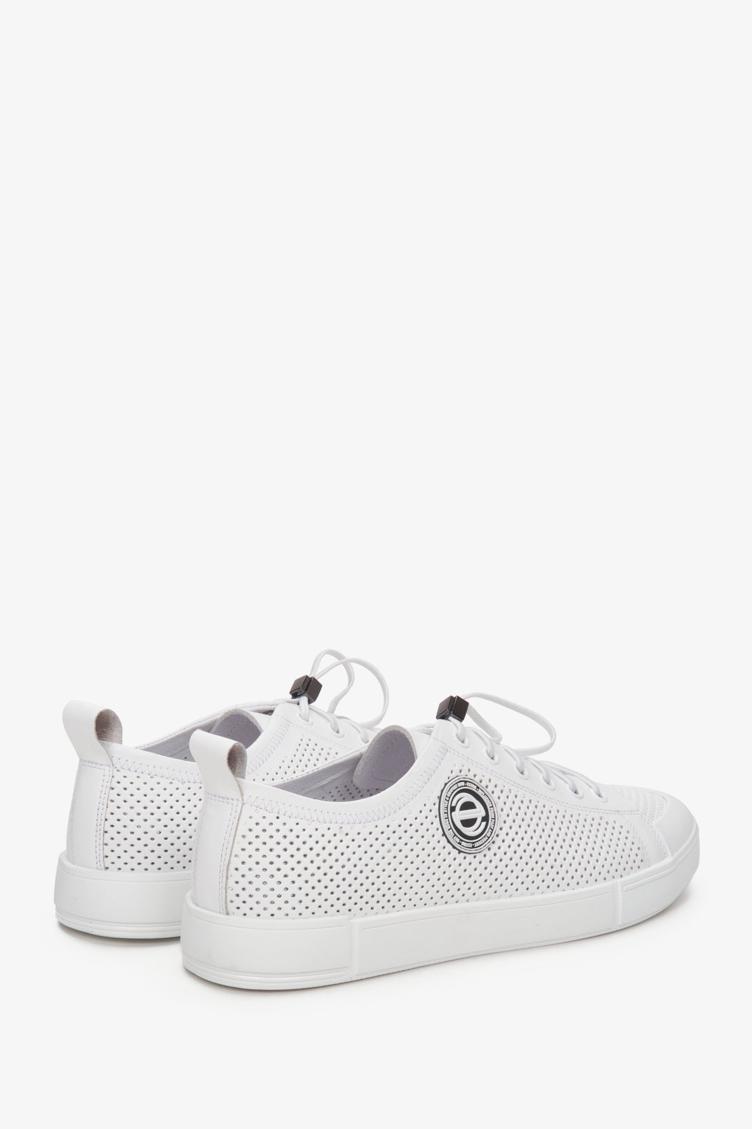 Men's summer sneakers in white colour, perforated - close-up on heel counter and shoe side.