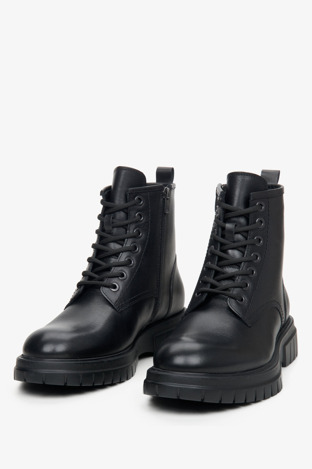 Men's black, leather Estro  winter ankle boots - close-up on the toe and decorative lacing.