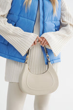 Light beige leather shoulder bag Estro - fully-stylized model.