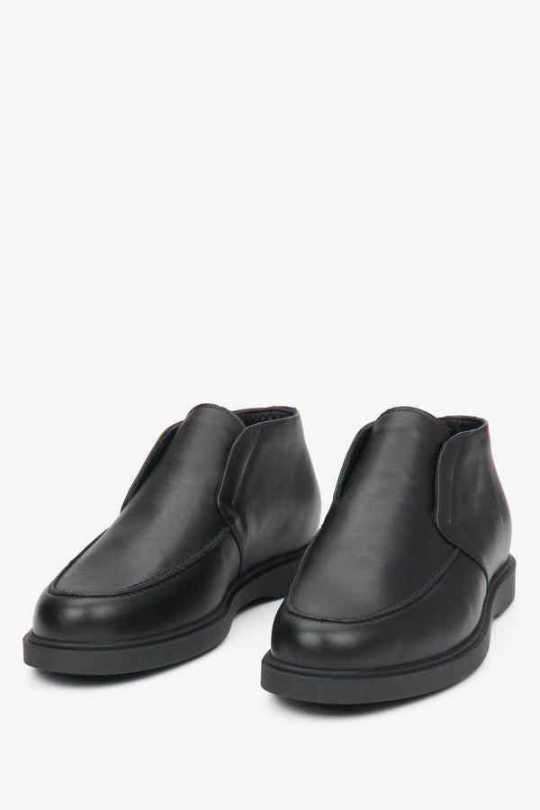 Men's black loafers made of genuine leather by Estro.