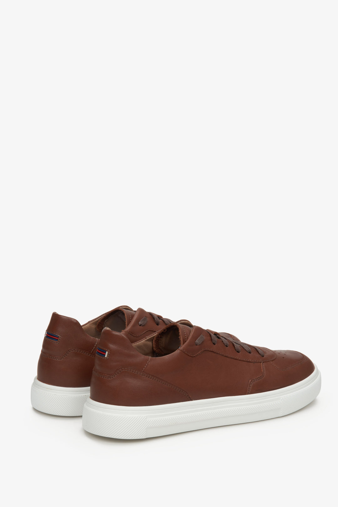 Men's brown sneakers made of genuine leather by Estro - presentation of the side seam and heel of the shoe.