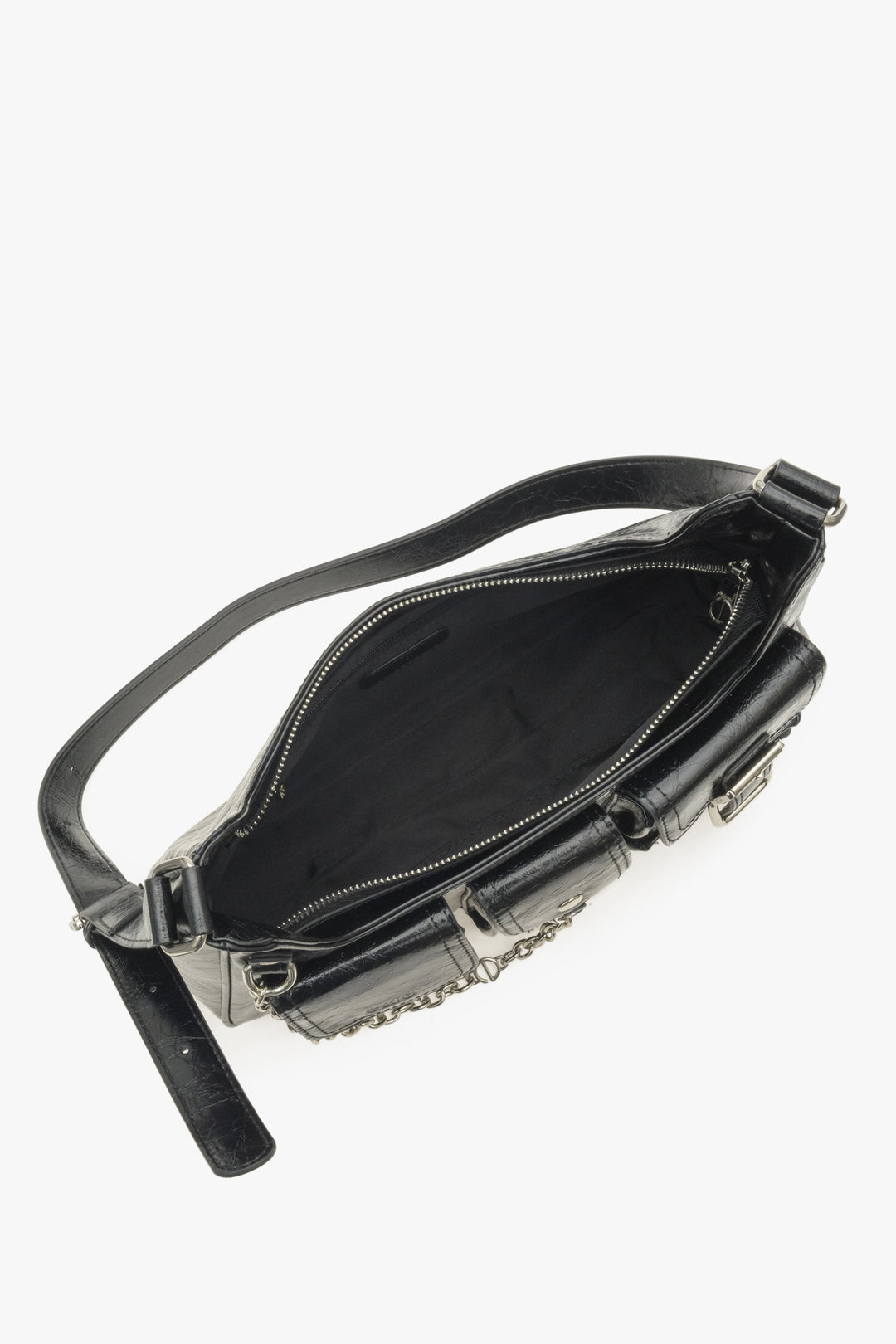 Women's black handbag made of genuine leather by Estro - presentation of the interior of the model.