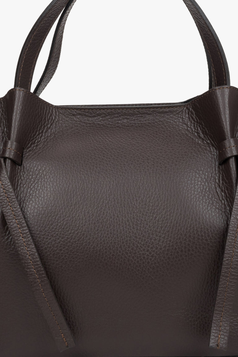 Elegant women's dark brown handbag by Estro - close-up of the texture of the model.