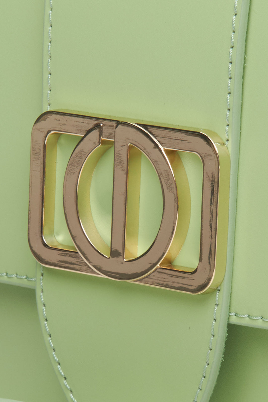 Natural leather women's handbag in green by Estro - close-up on the details.