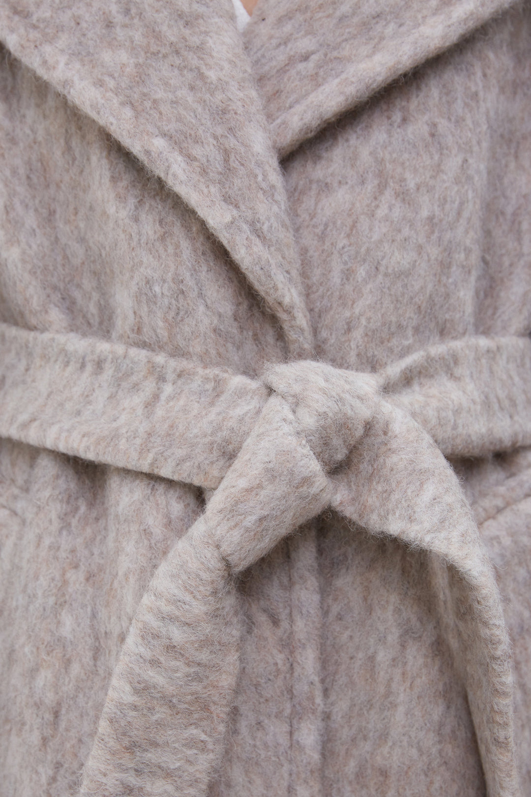 Women's beige wool trench coat Estro - close-up on details.