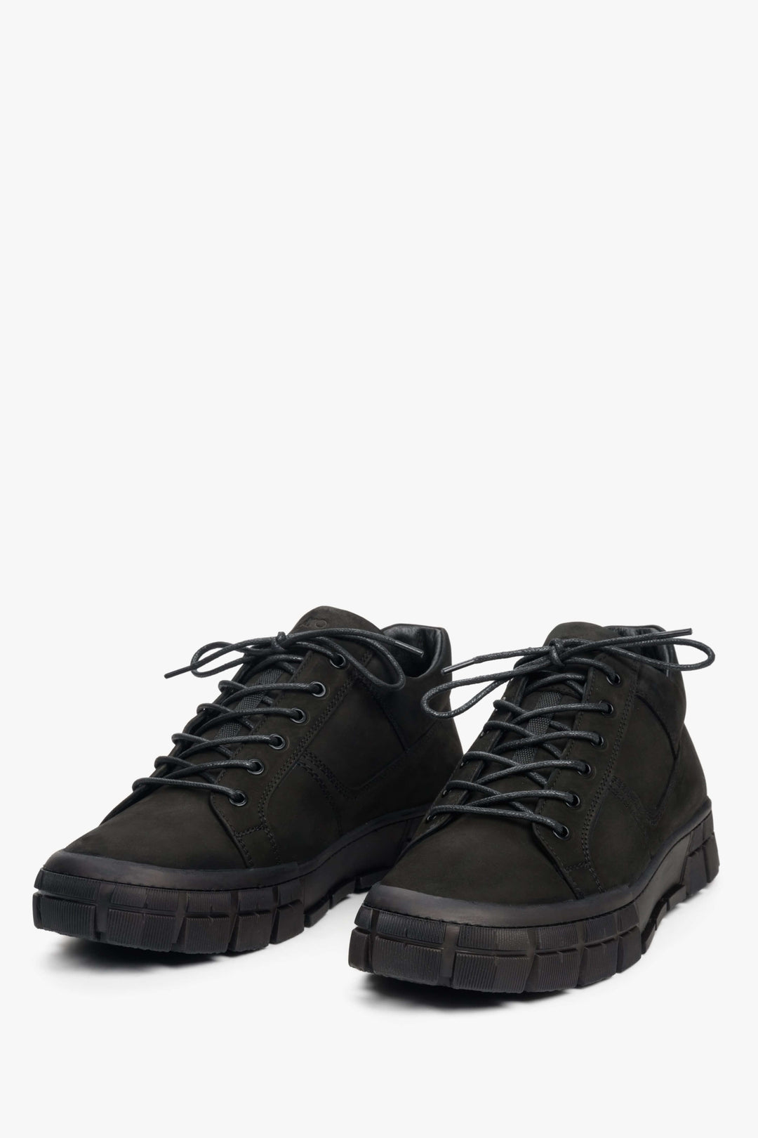 Men's lace-up shoes made of natural nubuck leather in black Estro.